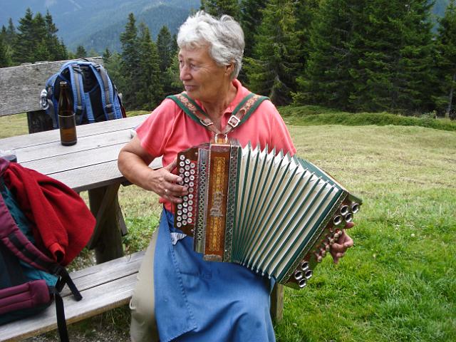 41 die Sennerin spielt uns einige schoene Stuecke.JPG